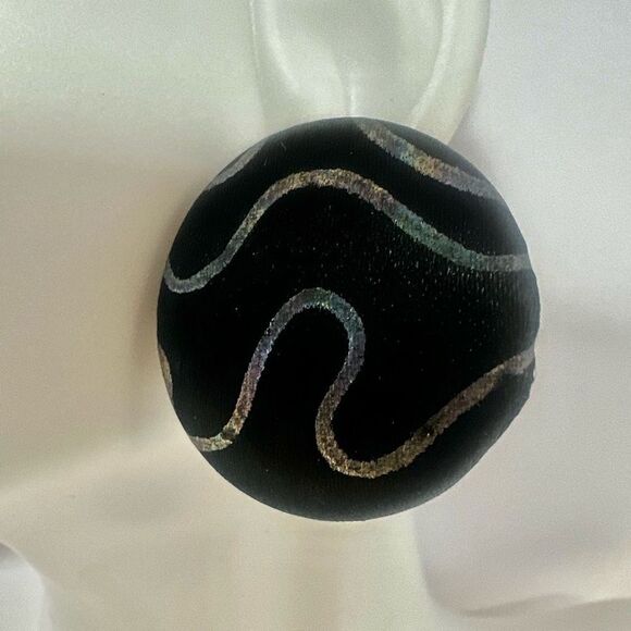 Black fabric circle post earrings - Picture 3 of 6